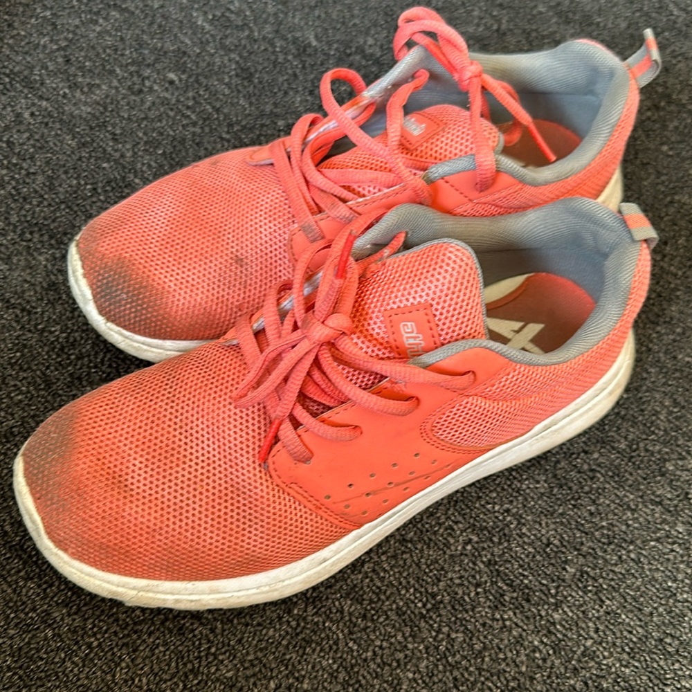 Athletic shoes
